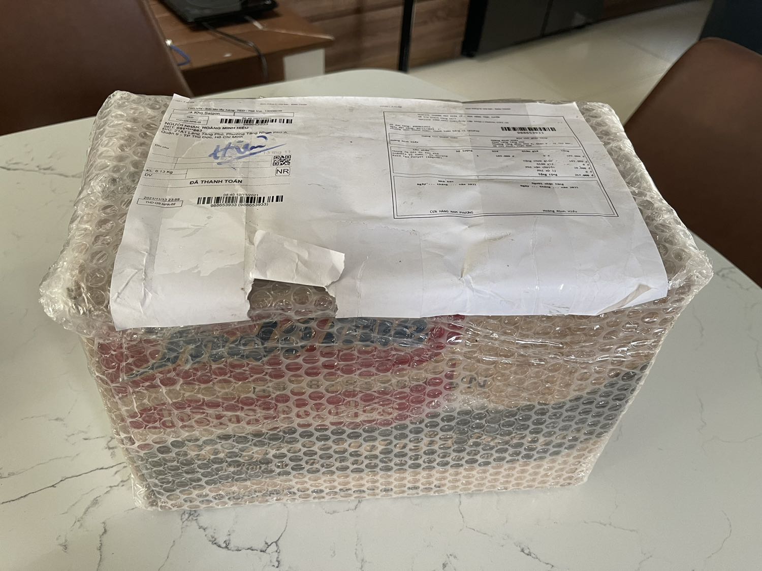 Thùng mì bị móp nhiều chỗ mà vẫn mang giao khách hàng (dấu móp cũ chứ không phải do vận chuyển).