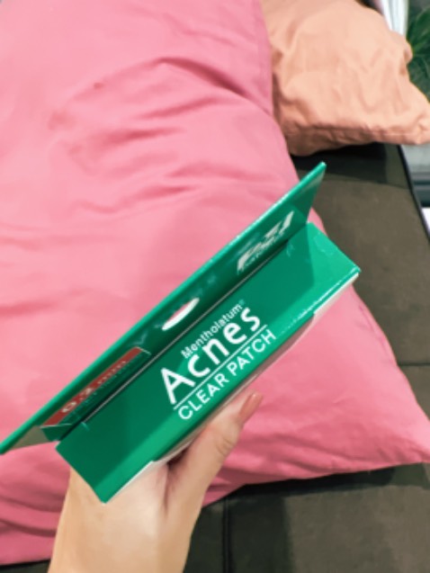 có tiền thì nên dùng miếng dán nhé, chứ mấy con kem trị mụn hơi vô thưởng vô phạt. Kinh qua 1 vạn sản phẩm rồi thì thấy em nhà acnes được nhất, mỏng, ko bị bong khi dính nước, gom cồi cũng ok