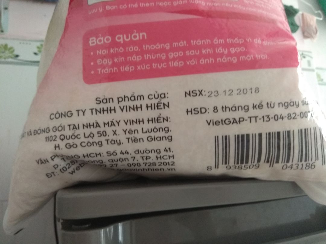 hôm qua khi nhận hàng mình chủ quan và vội nên không xem kỹ và kiểm tra ngay khi nhận được hàng. hôm nay mang ra ăn mới phát hiện ra gạo được sản xuất từ 23/12/2018, tức là đến giờ đã bước sang tháng thứ 8, gần hết hạn. Không hiểu Tiki nghĩ gì khi bán hàng gần hết hạn cho khách mà không ghi chú gì? ngoài ra trong mô tả ghi là túi đóng chân không nhưng thực tế thì không hôm qua khi nhận hàng mình chủ quan và vội nên không xem kỹ và kiểm tra ngay khi nhận được hàng. hôm nay mang ra ăn mới phát hiện ra gạo được sản xuất từ 23/12/2018, tức là đến giờ đã bước sang tháng thứ 8, gần hết hạn. Không hiểu Tiki nghĩ gì khi bán hàng gần hết hạn cho khách mà không ghi chú gì? ngoài ra trong mô tả ghi là túi đóng chân không nhưng thực tế thì không