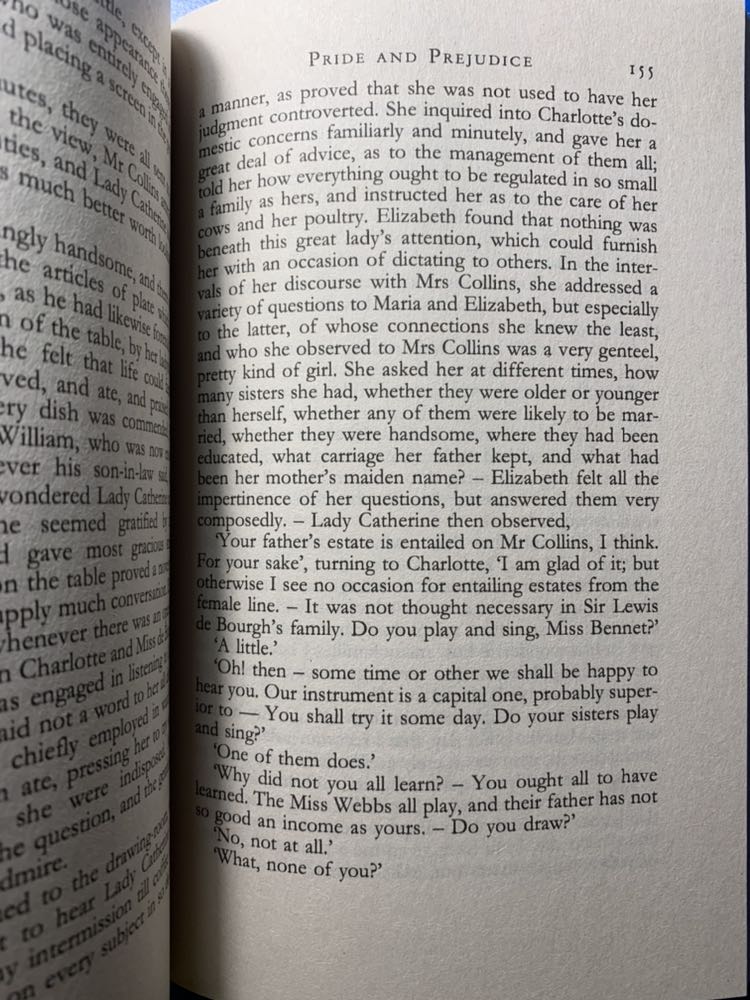 Sách gáy đỏ rất yêu. Cầm nhẹ tau, giấy đọc k bị mỏi mắt khi đọc lâu