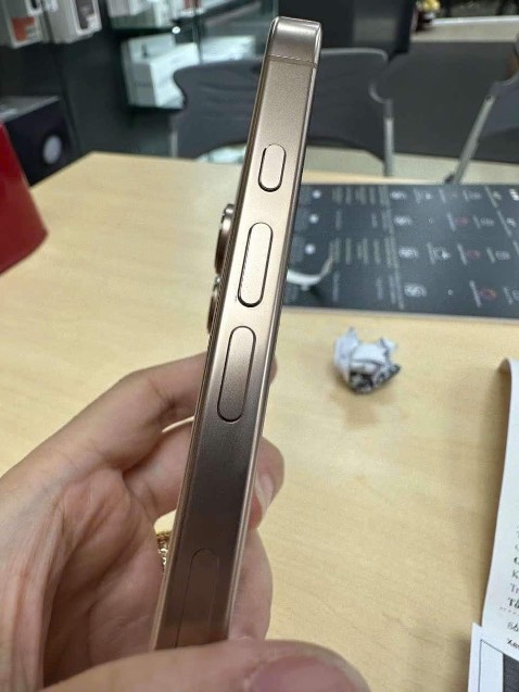 Camera chụp ảnh đẹp, màu vàng nổi bật. Tiki sale rẻ - giảm 1tr quá OK .