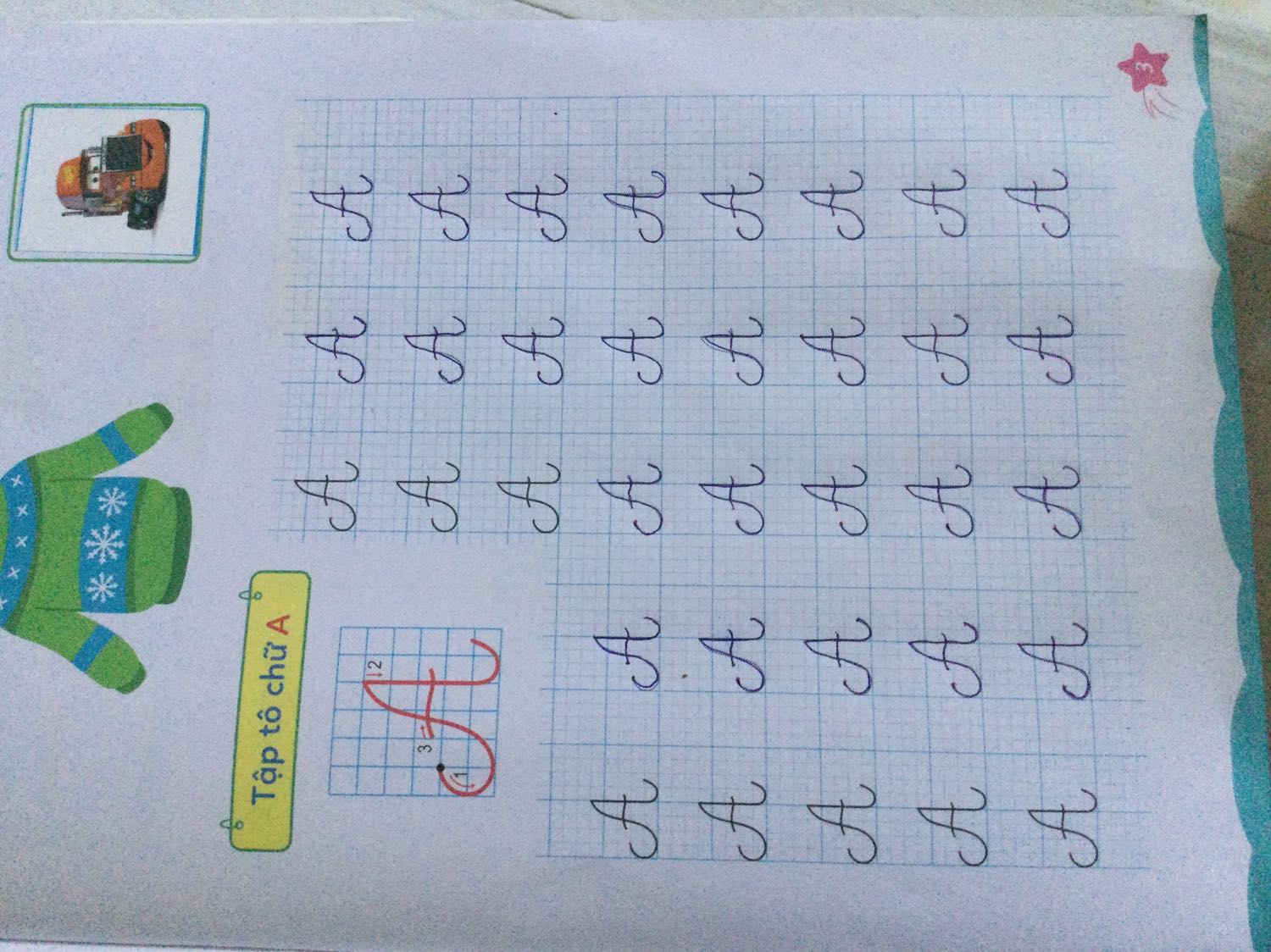 Vở đẹp giấy tốt, các nét chữ được đánh mũi tên để bé tự học, ô ly 4 ô. Bé rất thích, bé học lớp 1,2 nên mua