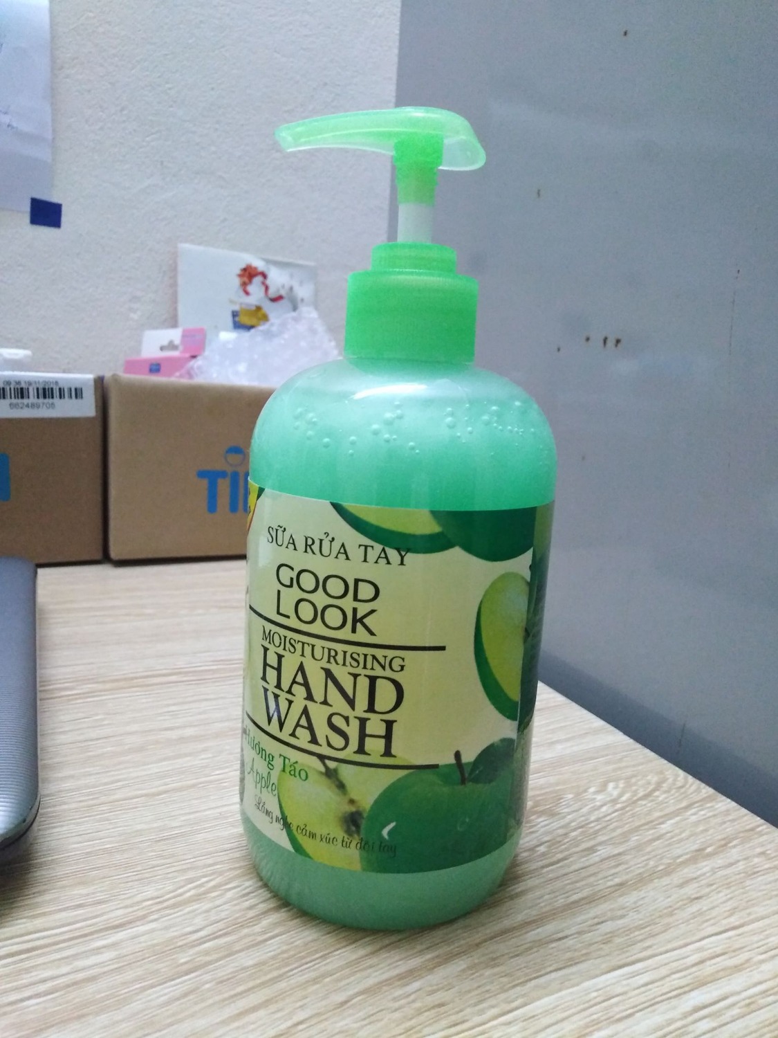 Sữa rửa tay có mùi rất thơm mà lại giữ mùi thơm được khá lâu, rửa xong tay sạch và có cảm giác rất mềm mại. Sữa đặc nhiều không biết dùng bao giờ cho hết =))