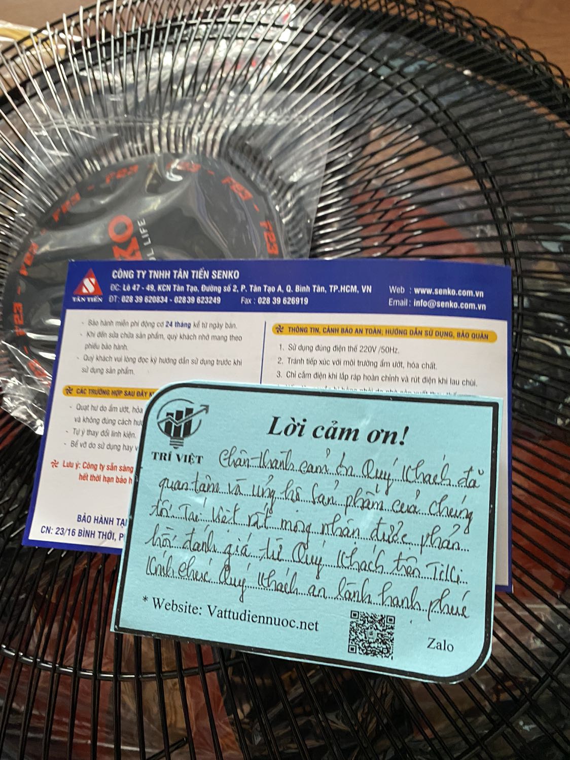 Sản phẩm đóng gói cẩn thận
Chân vài vết sầy nhưng k đáng kể
Sản phẩm mới chắc chắn. 

Đã nhận giấy bảo hành và giấy cảm ơn viết tay của shop.

Chi tiết như ảnh mình review