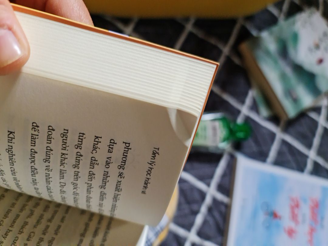 Đánh giá 1🌟 vì chất lượng quá tệ, mình không có nhu cầu đổi trả nhưng thấy bao nhiêu năm rồi khâu gói hàng của Tiki vẫn không thay đổi và vẫn tệ như ngày nào. Vậy không hiểu bày ra mục đánh giá này để làm gì, bao nhiêu góp ý có chịu lắng nghe hay không. Nếu cũng là mua trên tiki nhưng từ nhà sách khac như Fahasa chẳng hạn, thì đã chẳng có chuyện sách bị cấn móp như thế này. Bọc 1 lớp xốp bong bóng/giấy xốp bộ khó đến vậy sao. Nhận hàng mà nhìn thùng carton bung bét là hình dung ra đc chất lượng bên trong rồi. Mình nhấn mạnh là lỗi do Tiki gói hàng lỏng lẻo không chỉnh chu, rất cẩu thả chứ không phải do shipper. Ship rất nhiệt tình dễ thương, 1🌟 là dàng cho nhà ship chứ chẳng phải dàng cho Tiki. 1 năm qua mình không mua bên Tiki nữa vì khâu gói hàng tệ quá là tệ, bây giờ quay lại trải nghiệm xem Tiku đã đón nhận góp ý và thay đổi chưa, nhưng không hề nha. Còn chẳng muốn đánh giá