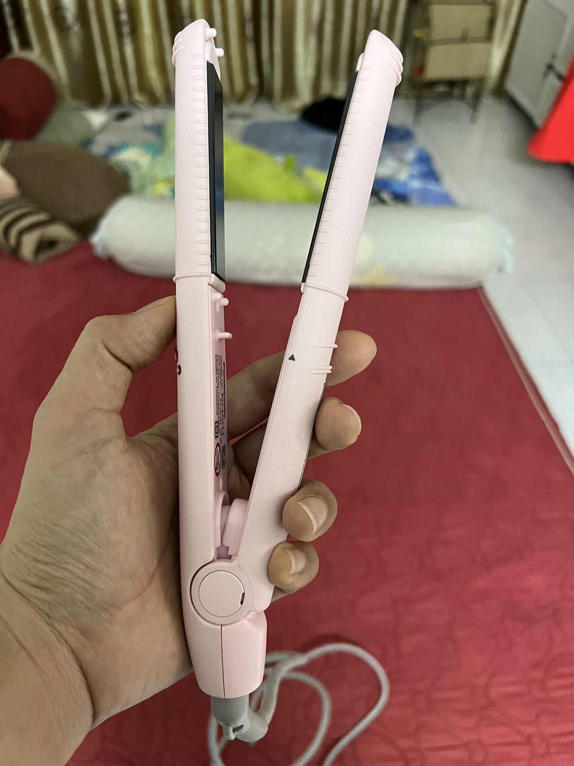 Sản phẩm đẹp, nhỏ gọn, độ nóng vừa phải phù hợp mang đi du lịch hoặc dùng cá nhân cho tóc ngắn/ tóc ít/ tóc ko quá xoăn