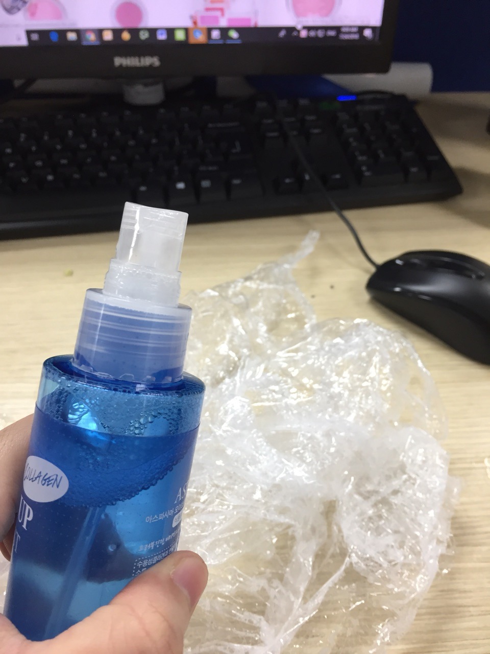 Mình đã đặt mua 1 xịt khoáng. Khi nhận hàng, chai không có nắp, nước tràn ra vỏ bọc nhìn rất kinh. Tem trên chai bị rách 1/4. Check QR code không ra sản phẩm. Mùi nước khá nồng, mình không dám sử dụng. Yêu cầu shop nhận lại hàng và hoàn tiền cho mình!