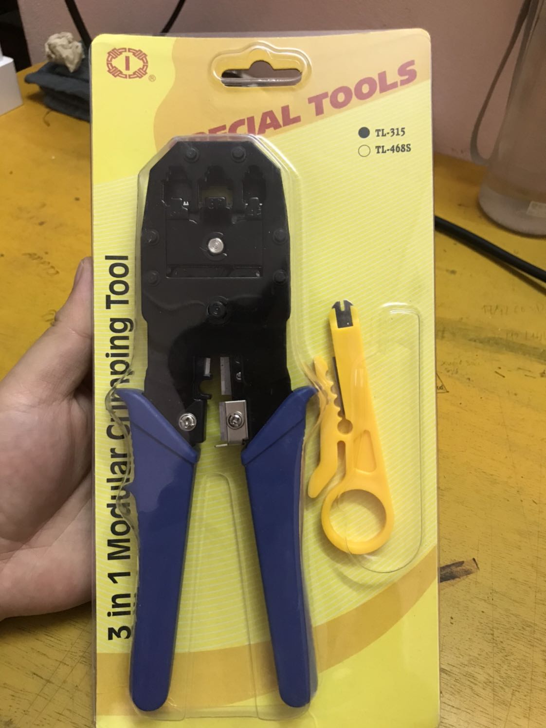 Rất KHÔNG HÀI LÒNG! Nhà bán hàng giao k đúng sản phẩm. Đăng bán là kìm bấm mạng BOSI nhưng đến khi giao hàng là một sản phẩm hoàn toàn khác, không thương hiệu tên tuổi! Chất lượng kém! Mong tiki sớm giải quết!