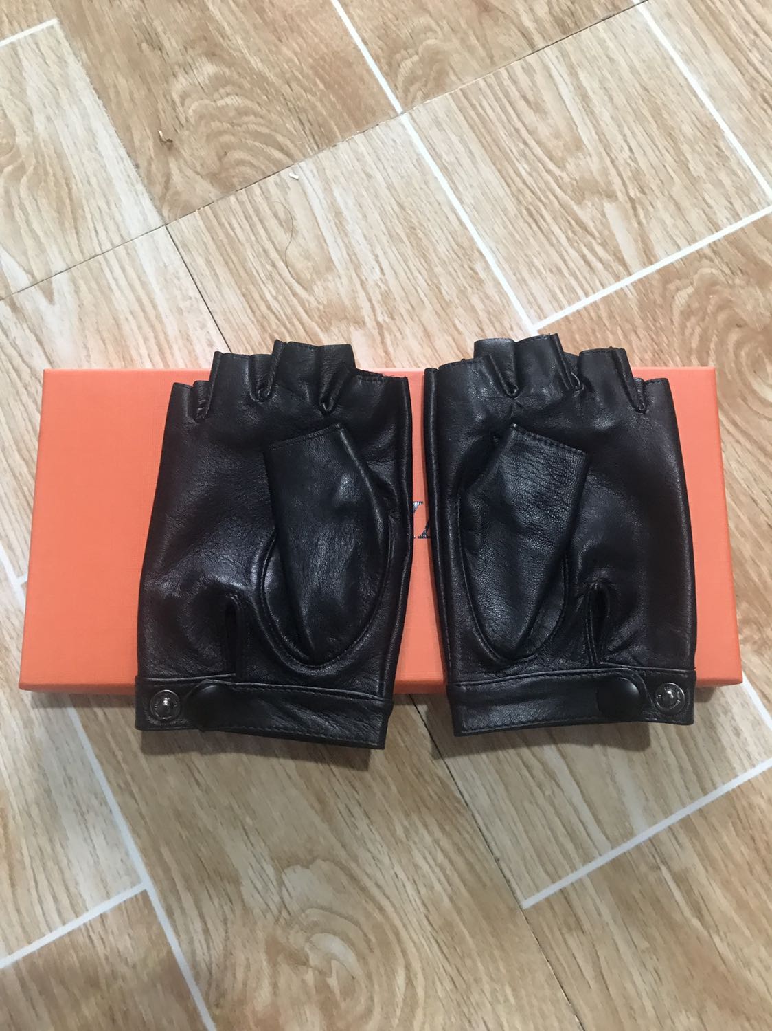 Hàng đúng đẹp không chê vào đâu được, đường may rất đẹp kèm theo da rất mềm mại..!
Đặt biệt đóng gói rất kĩ nhìn là ko thể chê 1 lời đươc. Hàng đúng đẹp không chê vào đâu được, đường may rất đẹp kèm theo da rất mềm mại..!
Đặt biệt đóng gói rất kĩ nhìn là ko thể chê 1 lời đươc.