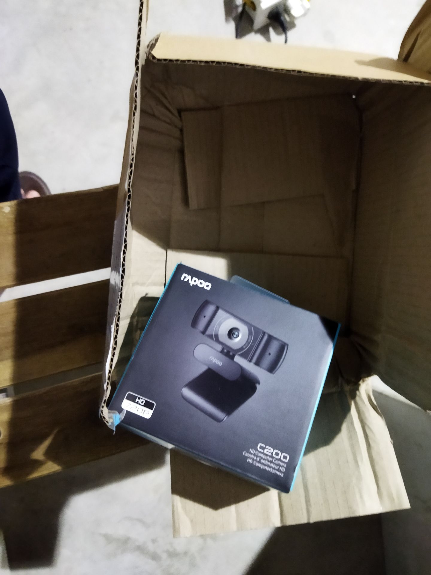 đóng gói quá sơ sài. ko có chống sốc. hộp ngoài bị méo mó. sp tốt trong tầm giá. hình ảnh sáng. mic thu tốt. giao hàng nhanh. nếu đóng gói có tâm chút sẽ là 5 sao