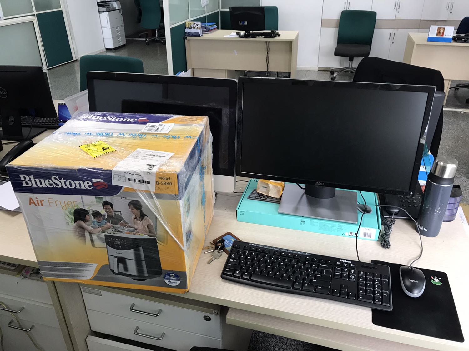 Nhìn hơi lỏng lẻo so với model 3.5L
Chổ phần tay cầm thì nhựa bị bạc màu hơi cũ, máy này vận hành không xịn bằng model 3.5L cái mình mua lúc trước. Mà chênh nhau tới 1 triệu cũng ko đáng mua lắm. Đã vậy ko thích nhân viên giao hàng hôm đó, giao những giờ khách đang bị động. Tổng đài tiki thì gọi complant ko được, trừ tiền rất dữ. Thua xa ***