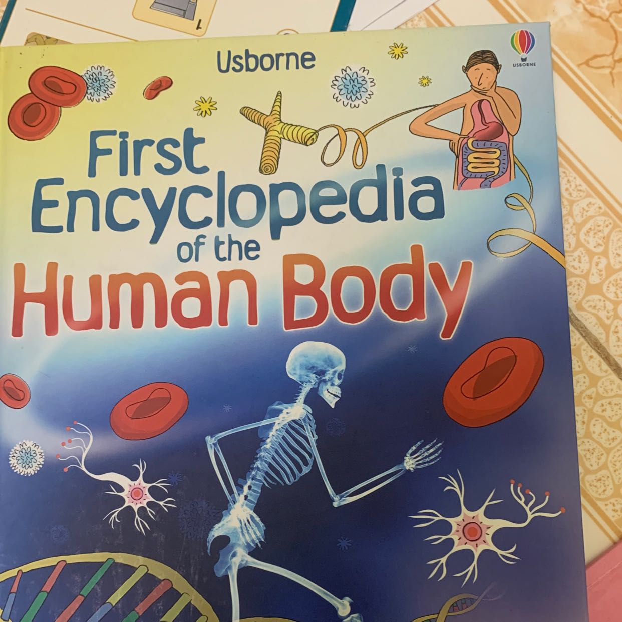 Sách của Usborne rất tuyệt vời. Đồ hoạ đẹp. Nội dung cuốn này tổng thể về các bộ phận cơ thể người, vừa cung cấp kiến thức vừa cung cấp từ vựng cho bé. Tiki giao hàng cũng rất nhanh.