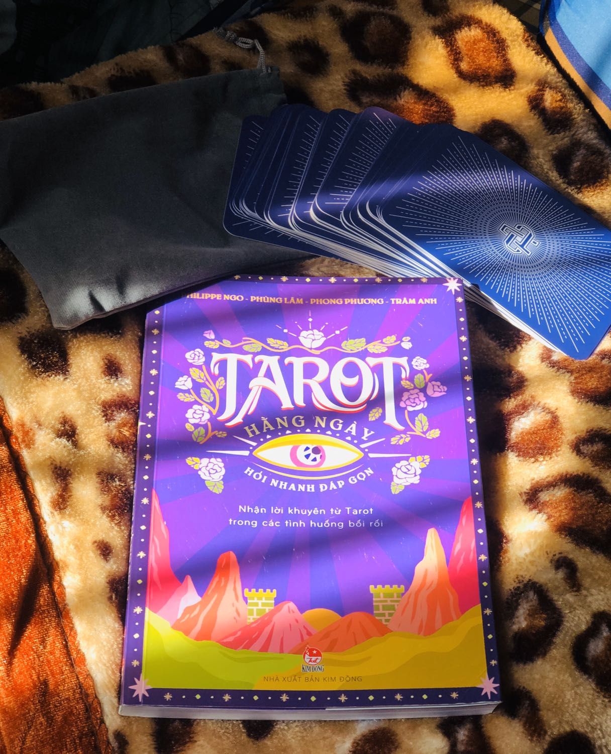 Với một đứa có nhiều hứng thú với Tarot và chỉ vừa chập chững tập cách thấu hiểu các lá bài thì mình thường hay bị choáng ngộp trước kho kiến thức đồ sộ về Tarot. Nhưng quyển sách này giúp mình cảm thấy dễ thở hơn vì sự vừa vặn của nó. Lượng kiến thức gọn gàng nhưng vừa đủ. Cách tiếp cận nhẹ nhàng với những câu hỏi mẫu, những hình ảnh minh hoạ vừa gần gũi vừa thú vị. Nhưng không chỉ đẹp về mặt nội dung mà về mặt hình thức của sách cũng vô cùng xịn xò đáng yêu luôn. Thực sự cảm ơn team tác giả không chỉ vì quyển sách này mà còn vì rất nhiều kiến thức mọi người đã san sẻ cho bọn em ạ. ❤️❤️❤️