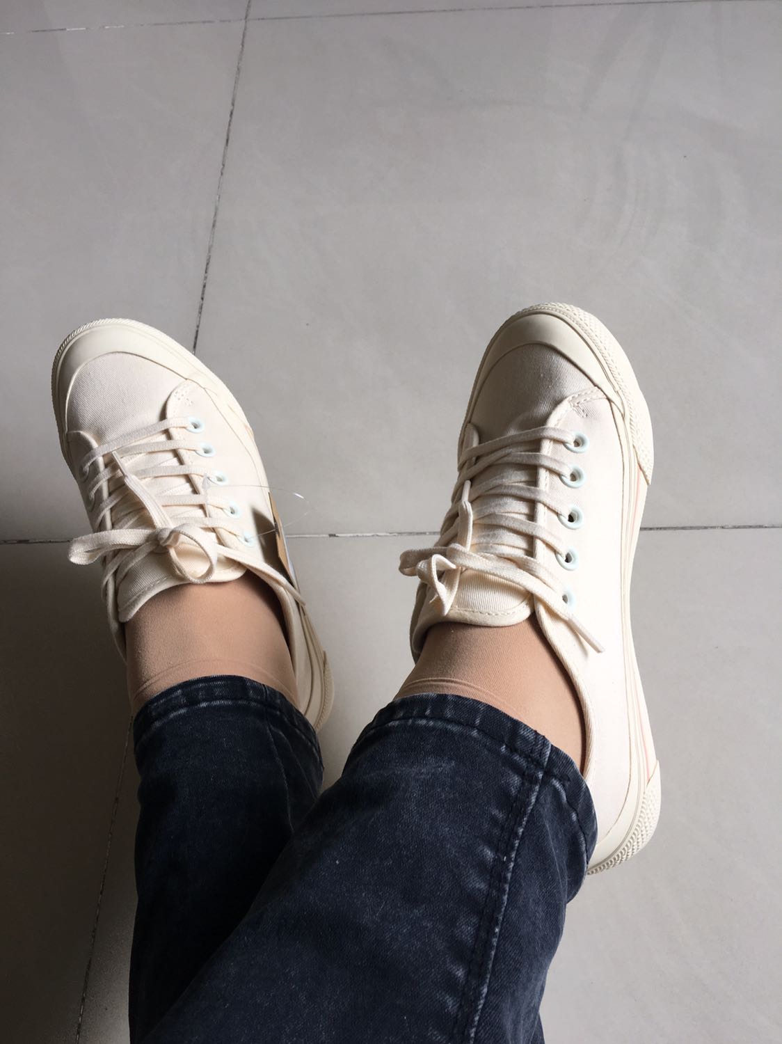 Giày đẹp, màu sắc quá okie. Miếng lót êm, phần đế cao su cứng. Bạn nào chân ốm thì bề ngang sẽ hơi bị rộng nha. Mình mới đổi size nhỏ hơn do lúc đặt hàng k để ý. Mấy bạn nhân viên của shop nhiệt tình và dễ thương. Cảm ơn Dincox và Tiki !