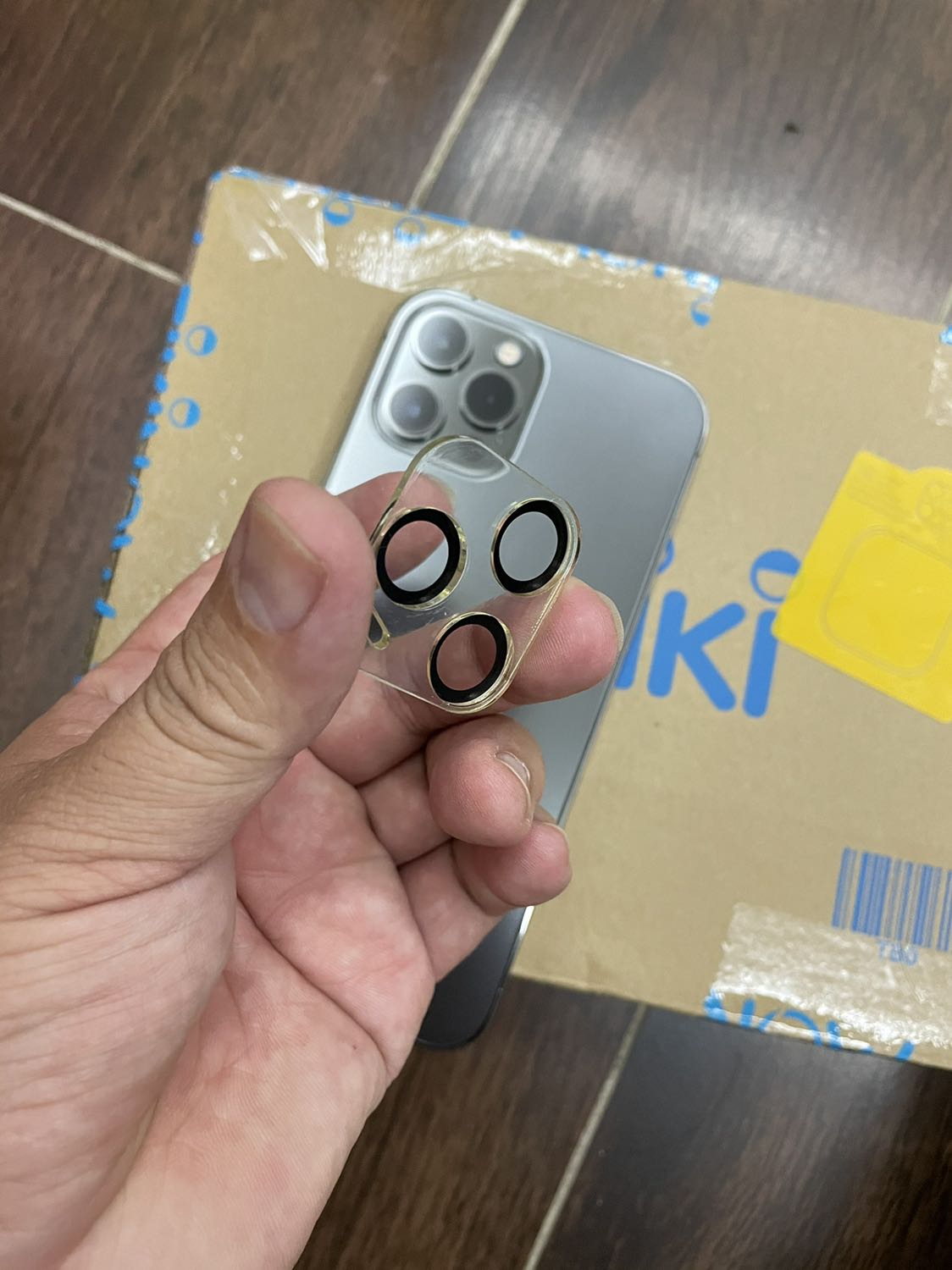 Sản phẩm thiết kế chỉ là 1 miếng kính phẳng, có độ dày, ốp lên nhìn ko thẩm mỹ