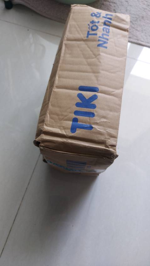 Thùng hàng khi giao thì bị móp, đóng gói cẩu thả sơ xài và sách bị cong gắp khi giao, nhân viên nữ trợ lý cá nhân thì thiếu sự chủ động kết nối với bộ phận đóng hàng khi khách yêu cầu, cô ấy phớt lờ yêu cầu và chỉ trả lời cho xong rằng cô ấy không liên quan đến đóng hàng, cá nhân tôi rất trân trọng từng quyển sách lúc mua.....khi nhận hàng khiến tôi cảm thấy rất thất vọng và nói chung dịch vụ khá tệ