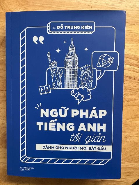 Sách được giao nhanh và được bao bọc kĩ càng trước khi gửi. mình còn được gửi tặng 1 tấm thiệp cảm ơn từ tác giả. Sách được in chất liệu giấy tốt, chữ được in rõ ràng dễ đọc, bìa sách in đẹp dễ nhìn. Khi đọc sơ nội dung thấy rất dễ hiểu, có cả phần giải thích rất chi tiết. Bố cục rõ ràng, hợp lý dễ hiểu rất phù hợp cho người mới bắt đầu học tiếng anh và cả những người đang mất gốc muốn bắt đầu lại. Cảm ơn tác giả đã viết được một cuốn sách rất hay và giá trị để cho người học tiếng anh có thể học tập và nâng cao trình độ tiếng anh. Mình sẽ kêu gọi bạn bè ủng hộ sách của tác giả ạ 😘😘 Sách được giao nhanh và được bao bọc kĩ càng trước khi gửi. mình còn được gửi tặng 1 tấm thiệp cảm ơn từ tác giả. Sách được in chất liệu giấy tốt, chữ được in rõ ràng dễ đọc, bìa sách in đẹp dễ nhìn. Khi đọc sơ nội dung thấy rất dễ hiểu, có cả phần giải thích rất chi tiết. Bố cục rõ ràng, hợp lý dễ hiểu rất phù hợp cho người mới bắt đầu học tiếng anh và cả những người đang mất gốc muốn bắt đầu lại. Cảm ơn tác giả đã viết được một cuốn sách rất hay và giá trị để cho người học tiếng anh có thể học tập và nâng cao trình độ tiếng anh. Mình sẽ kêu gọi bạn bè ủng hộ sách của tác giả ạ 😘😘