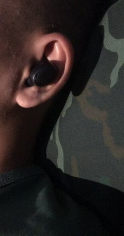 " Mình rất ấn tượng với shop nha, đặt hàng xong là xử lý đơn hàng gửi đi trong ngày luôn, Sản phẩm như mô tả nha, mấy đồng đội của mình đặt ở các shop khác giá cao hơn. Với giá của sản phẩm thì khó yêu cầu về kiểu dáng hay chất âm được, nhưng không tệ tí nào đâu."