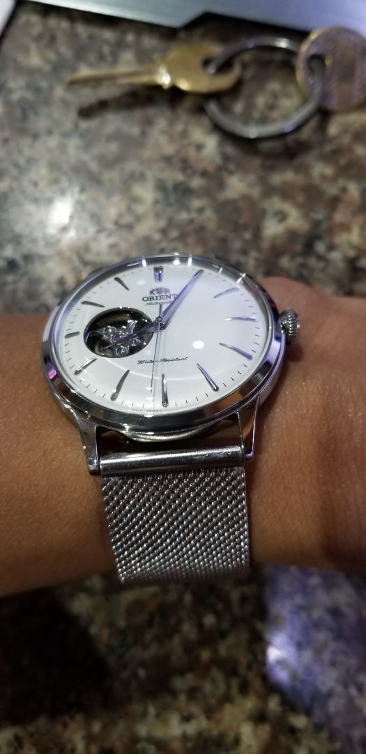 những người sau đặt dây chú ý cỡ của đồng hồ nha. nhiều hãng size lỡ như của mình 20.5mm. đặt giây này đúng chỉ có 19.5mm thôi nên hụt. đặt 22mm nhưng chỉ dc 21.5mm thôi. 21.5mm>20.5mm làm sao cho vừa nên mình đã dũa đi 1mm và dc hình trên. Dù sao cũng cảm ơn shop & TiKi ship nhanh