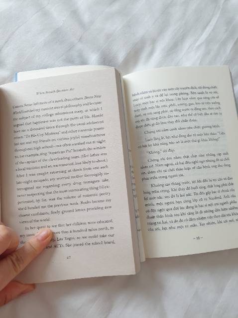 Sách in đẹp như những quyển sách khác. Giấy in hơi vàng chống lóa.
Mình mua cả 2 bản Anh, Việt