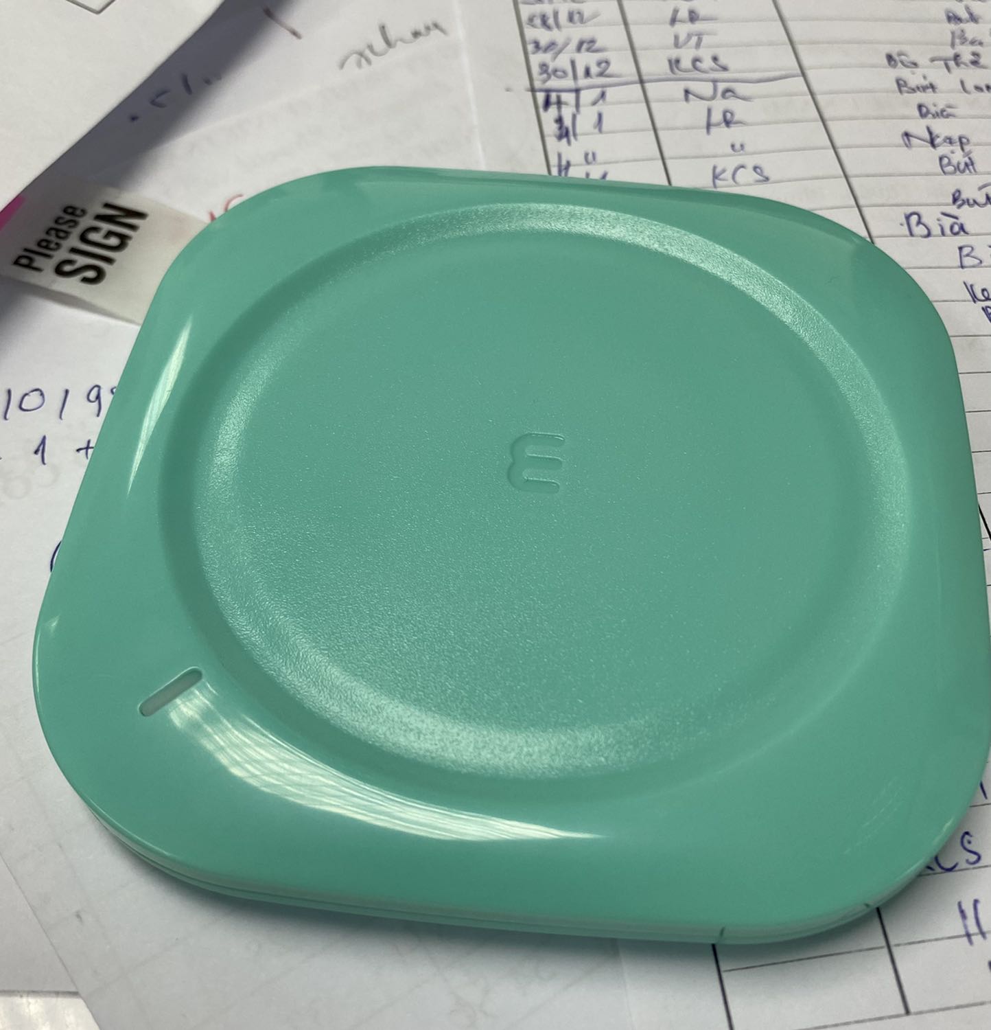 Không nghĩ là cái máy xay nó đẹp như vậy ??
Cái đế xạc còn xạc được cả cái iPhone nữa nha quý dzị, nên ai đang có ý định mua cái xạc không dây cho smart phone thì bỏ ngay đi và hãy mua cái máy xay này về xài. Vừa được uống sinh tố vừa xạc luôn cái điện thoại, tiện quá tiện ???
Giao nhanh, gói ghém cẩn thận kỹ lưỡng, màu sắc tươi tắn, mẫu mã bắt mắt đơn giản dễ sử dụng (chưa có xài thử nữa ??? mà nói như đúng rổi ??, cắm điện nó không hoạt động là cắn lưỡi ??)
Túm lại là nên mua 1 cái mang theo xay mọi nơi mọi lúc.