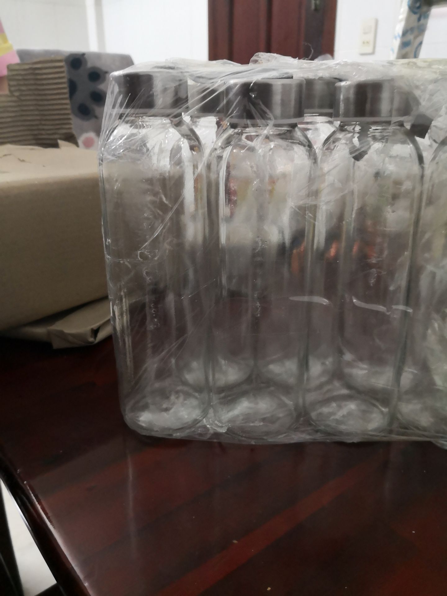 Combo chai thủy tinh chỉ bọc qua giấy chứ không có miếng đệm giảm xóc và kết quả là vỡ mất mấy chai như hình :D dù đã ghi hàng dễ vỡ ở ngoài nhưng chắc dán cho vui thôi ạ ^^