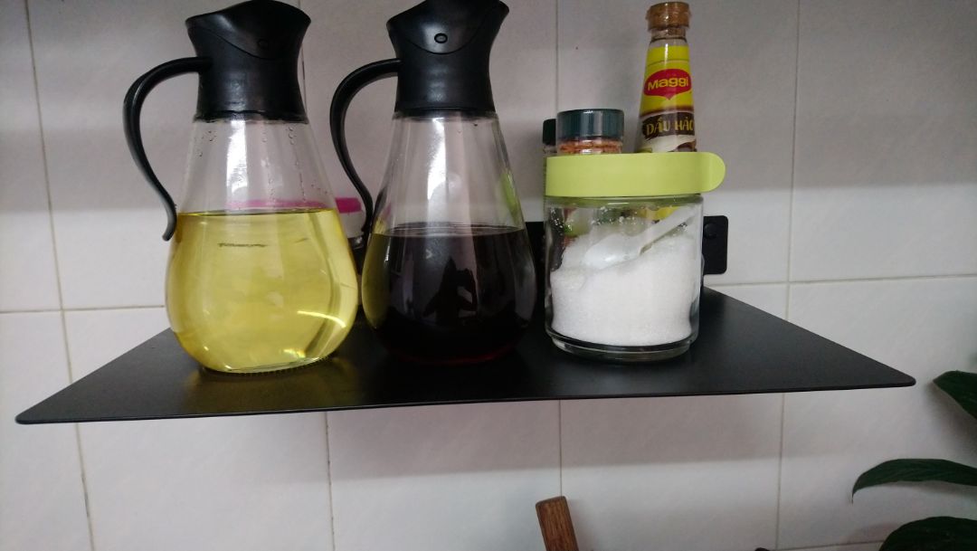 Kệ thiết kế đẹp, chắc chắn, lớp sơn rất tốt, sạch sẽ, dễ lau chùi. Mình rất thích. Mình chỉ thắc mắc không hiểu kệ thiết kế lỏm một khoảng ngay giữa kệ phía sát chân tường để làm gì, vì tự nhiên bị khuyết một lỗ, không để đồ chỗ đó được.