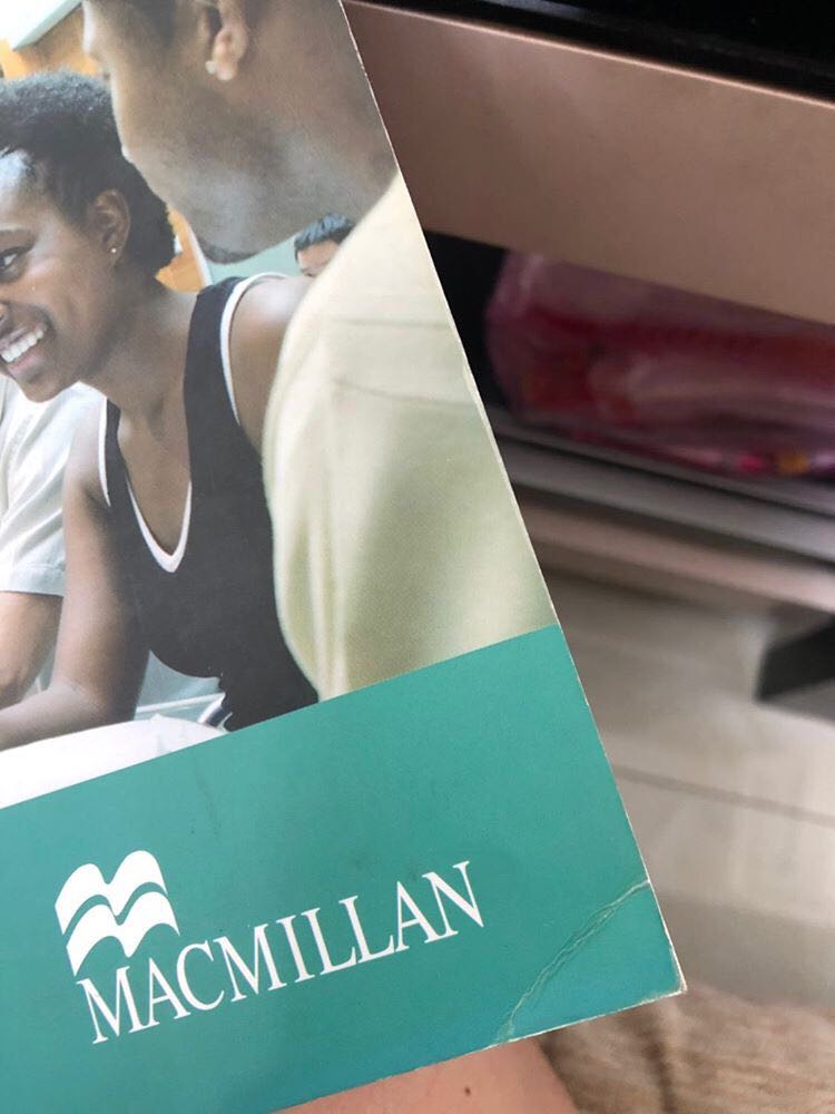 Giao cho mình sách cũ, bị cong góc và có chỗ bị vàng nữa. Thật sự rất không hài lòng