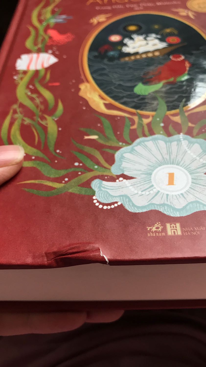 Bìa sách đẹp, nội dung hay, dịch đáng yêu và có cả tranh minh họa, rất đáng mua. Tuy nhiên mình sẽ nhắc đi nhắc lại đến khi nào Tiki chịu sửa thì thôi rằng là giao hàng nhớ thêm bọc bong bóng. Lần này mình đặt trọn bộ 2 cuốn rất to và nặng, ấy vậy mà không có nổi một miếng bọc bong bóng. Sách giao đến tay mình thì hộp rách, bám bụi, tróc cả bìa một vết rất to (cuốn kia cũng tróc nhưng mình k review ở đây) làm mình buồn vl. Rút kinh nghiệm Tiki nhé!