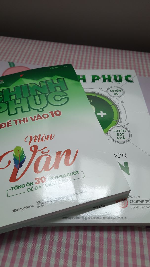 sách không có đc bọc bong bóng nhưng mà giao tới tay thì vẫn nguyên vẹn.Nội dung sách thì khỏi phải bàn.Rất ổn luôn,nếu mua đc thì nên mua combo 2 cuốn luÔn nha