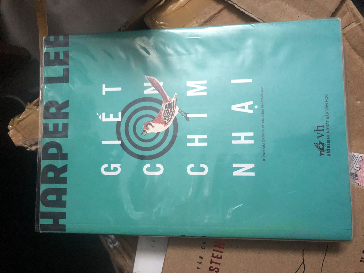 Giết con chim nhại là một tiểu thuyết viết về trẻ con nhưng không độc giả nào nghĩ mình đang đọc sách thiếu nhi vì những vấn đề nó đặt ra là quá lớn ngoài khả năng giải quyết của cá nhân. Nhưng tất yếu mỗi người phải góp phần vào cuộc chiến chống bất công và thành kiến này, như Atticus nói, "cho dù chúng ta đã bị đánh bại một trăm năm trước khi chúng ta bắt đầu thì đó cũng đâu phải là lý do khiến chúng ta không cố thắng" khi ông quyết tâm bào chữa cho Tom Robinson dù biết chắc là mình sẽ thua kiện.

Cảm ơn tiki nhiều lắm ????