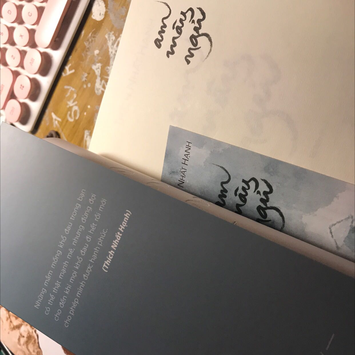 Đọc vài trang đầu là biết hay rồi huhuhu cuốn quá nên phải mua về đọc ngay. So với bìa thì giá đã rẻ hơn chút. Sẽ đọc và review lại. Có điều mua 2 cuốn đều mỏng hơn mình nghĩ nên chắc đọc sẽ nhanh hết