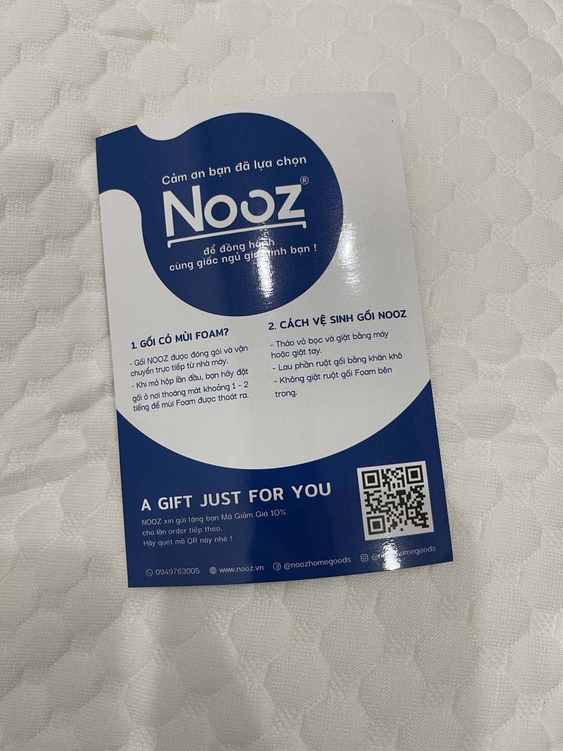 Gối dc hút chân không, cuộn gọn trong hộp xanh như hình. Sp đi kèm voucher giảm giá cho lần sau và lời cảm ơn. Có vỏ gối, bề mặt thành phẩm êm, mịn, mướt tay và cá nhân mình ko thấy có mùi cao su gì khó chịu khi mở sp cả. 
Đã ngủ 1 đêm, cổ vai gáy thì ngủ 1 đêm ko hết đau nha mọi ng nhưng cảm giác nằm gối này rất tuyệt, kiểu như có niềm tin là nó đỡ dc phần cổ của mình thật sự á. 
Trc giờ mình chỉ tin vào những chiếc gối lông vũ thôi, gối là phải mềm chứ nằm cục cao su cứng là nghe ngủ ko dc rồi đó. Nhưng ko mọi ng ơi sai lầm. Trải nghiệm sp để biết thêm về sự sửa sai của mình nha mọi ng. Haha