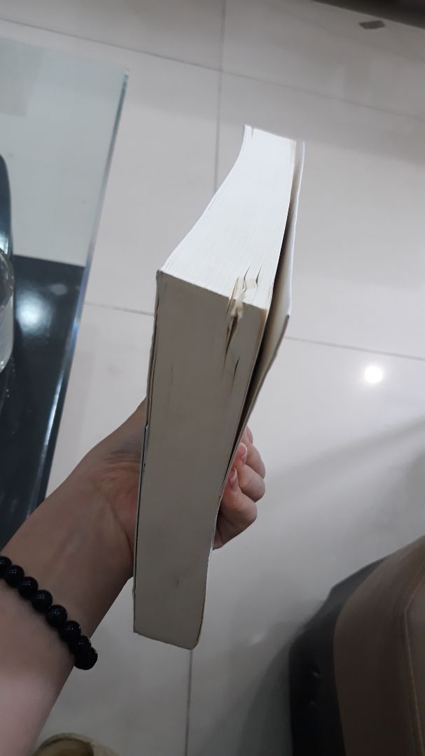 Mua sách của tiki trước giờ chưa bao giờ thất vọng như lần này. Rõ là mua sách mới mà mép sách cong quoeo, sách bị bẩn ở mép dưới và sờn ở gáy sách. Mong Tiki cải thiện khâu đóng gói và vận chuyển.