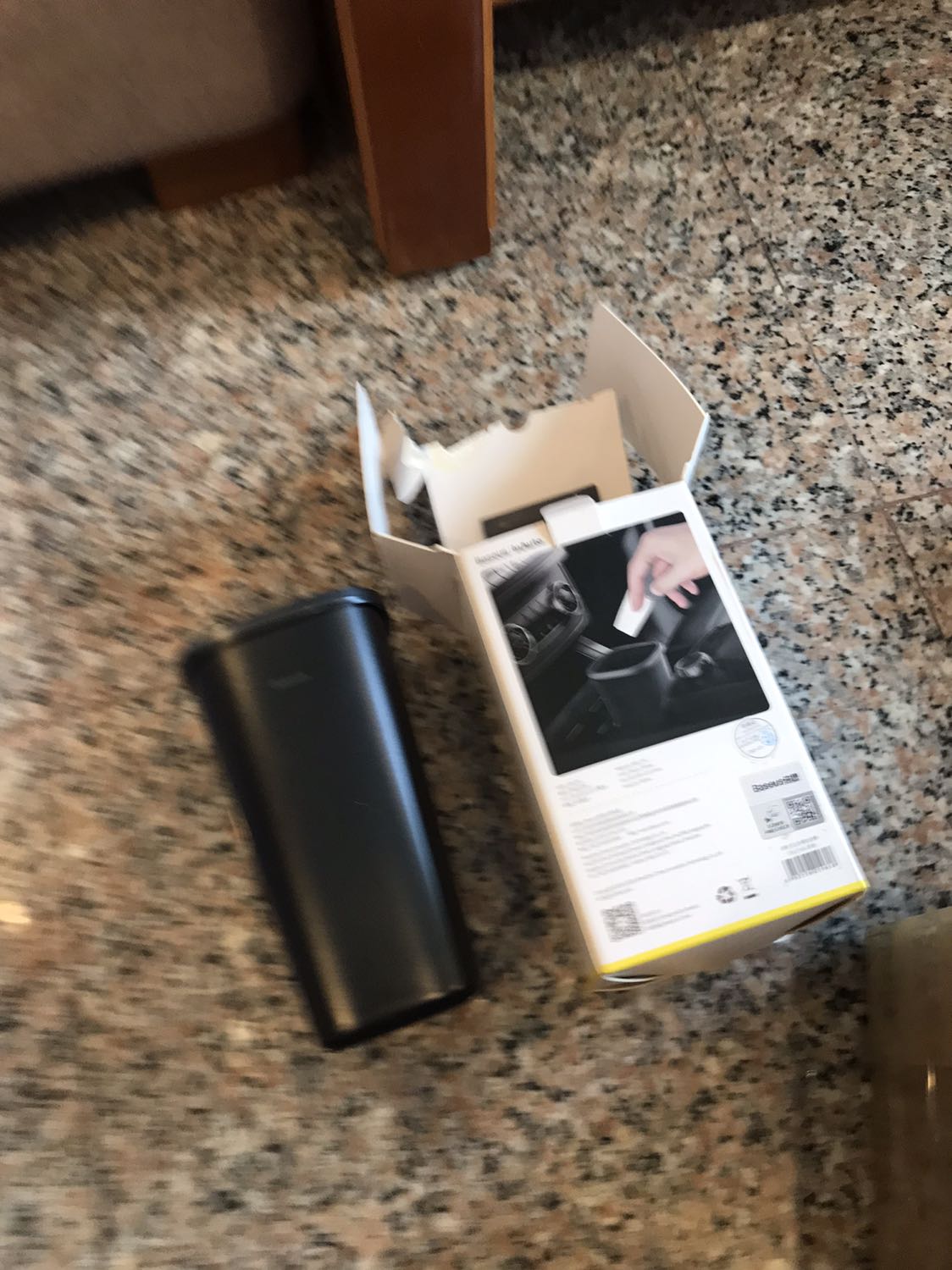 Giao nhầm sản phẩm, đặt thùng rác có nắp tròn mà giao loại như hình, Tkki giao lại giúp sản phẩm đúng yêu cầu.