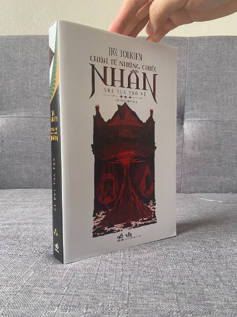 Một câu truyện phưu liêu với tộc người, tiên, người lùn, người cây, phù thủy, người tí hon,... một câu truyện lôi cuốn và hấp dẫn.
Tình cảm mà Sam dành cho Frodo thật đáng quý, chính tình cảm đó đã nâng bước cậu trong những chặng đường khó khăn nhất.
Sự can đảm của Sam và Frodo trong những chặng đường khó khăn nhất với nhiệm vụ dường như không thể hoàn thành và cứ mỗi ngày lại tiến gần kẻ thù hơn.
Tình cảm của những người trong Hội đồng hành, tớ thích nhất là cặp Legolas và Gimli.
Sau tất cả nhiệm vụ khó khăn nhất đã được hoàn thành, nhưng Frodo, cậu sẽ không bao giờ còn là một cậu Hobbit bình thường nữa, thời đại đen tối đã chấm dứt nhưng bóng đen vẫn còn trong tâm trí cậu.
Mặc dù tớ đã xem phim trước đây nhưng điều đó không làm giảm độ hay của câu truyện.