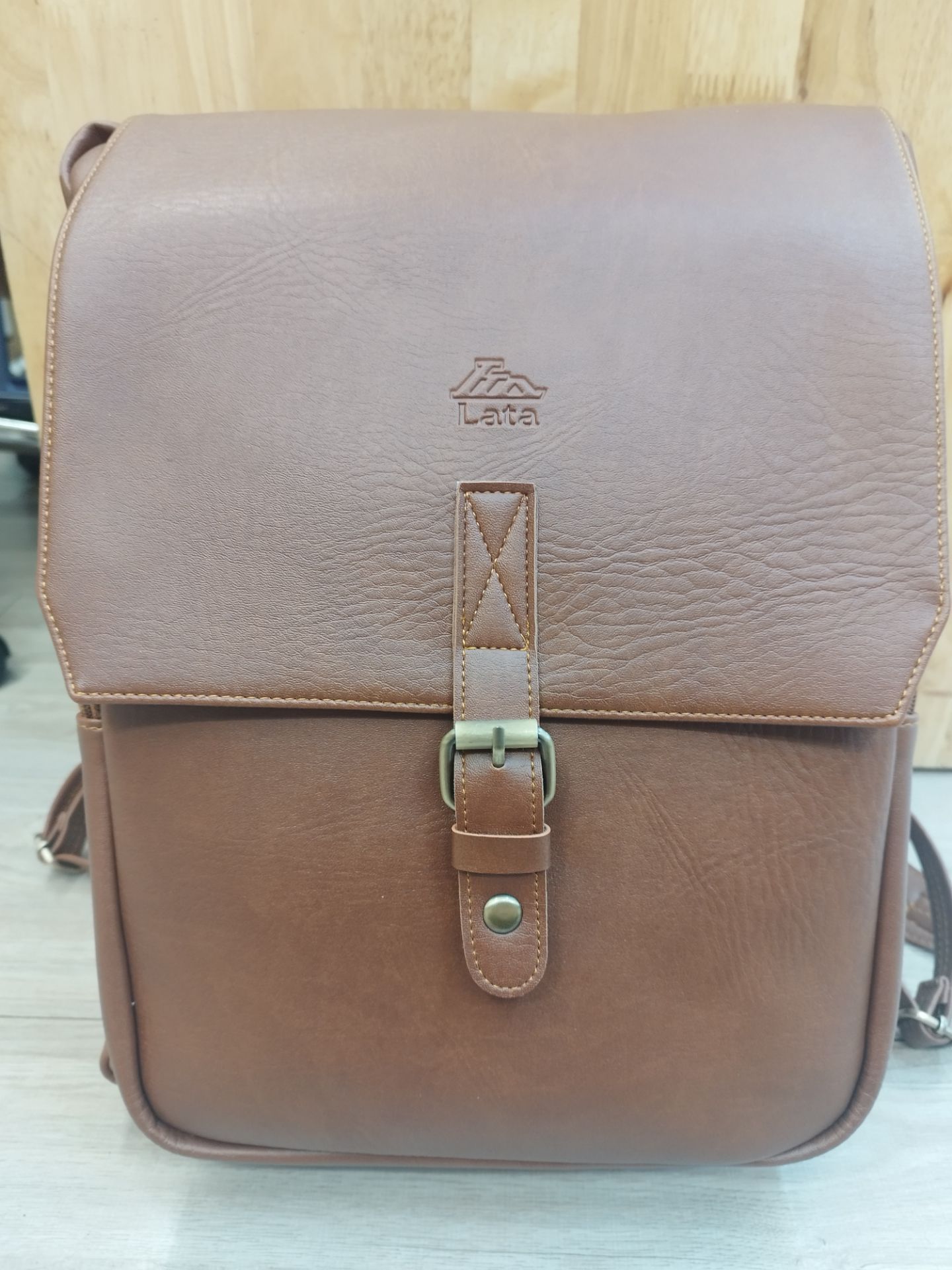 balo ưng lắm  ạ nhìn rất chắc chắn , chất da và đường chỉ may rất đẹp , bên trong khá rộng bỏ đc rất nhìu đồ và có cả ngăn giảm xóc latop nữa ạ ... luôn ủng hộ shop