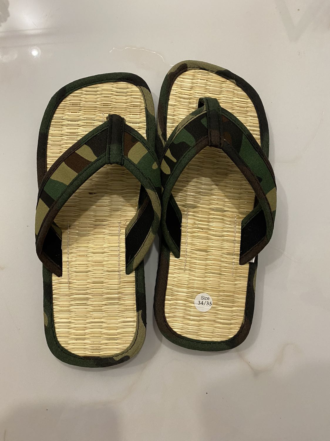 Đặt size 36/37 nhưng giao 34/35, size này quá nhỏ không thể cho ai đc nên đã cho bé trẻ em hàng xóm thì mang vừa Đặt size 36/37 nhưng giao 34/35, size này quá nhỏ không thể cho ai đc nên đã cho bé trẻ em hàng xóm thì mang vừa