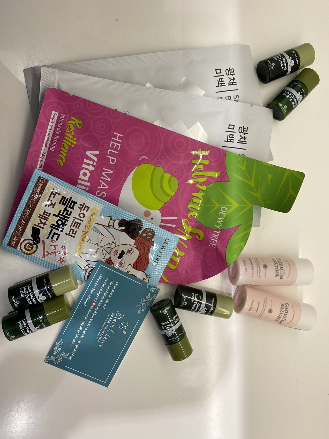 Giao hàng cực nhanh, đặt hôm trước hôm sau đã nhận được rùi. Trước dùng ké của bạn thích quá nên đặt thêm của shop để dùng (da mình hỗn hợp thiên dầu nhé). Trộm vía dùng ko bị kích ứng, dùng toner hôm trc hôm sau da mềm hơn hẳn luôn. Nên mua nha mng