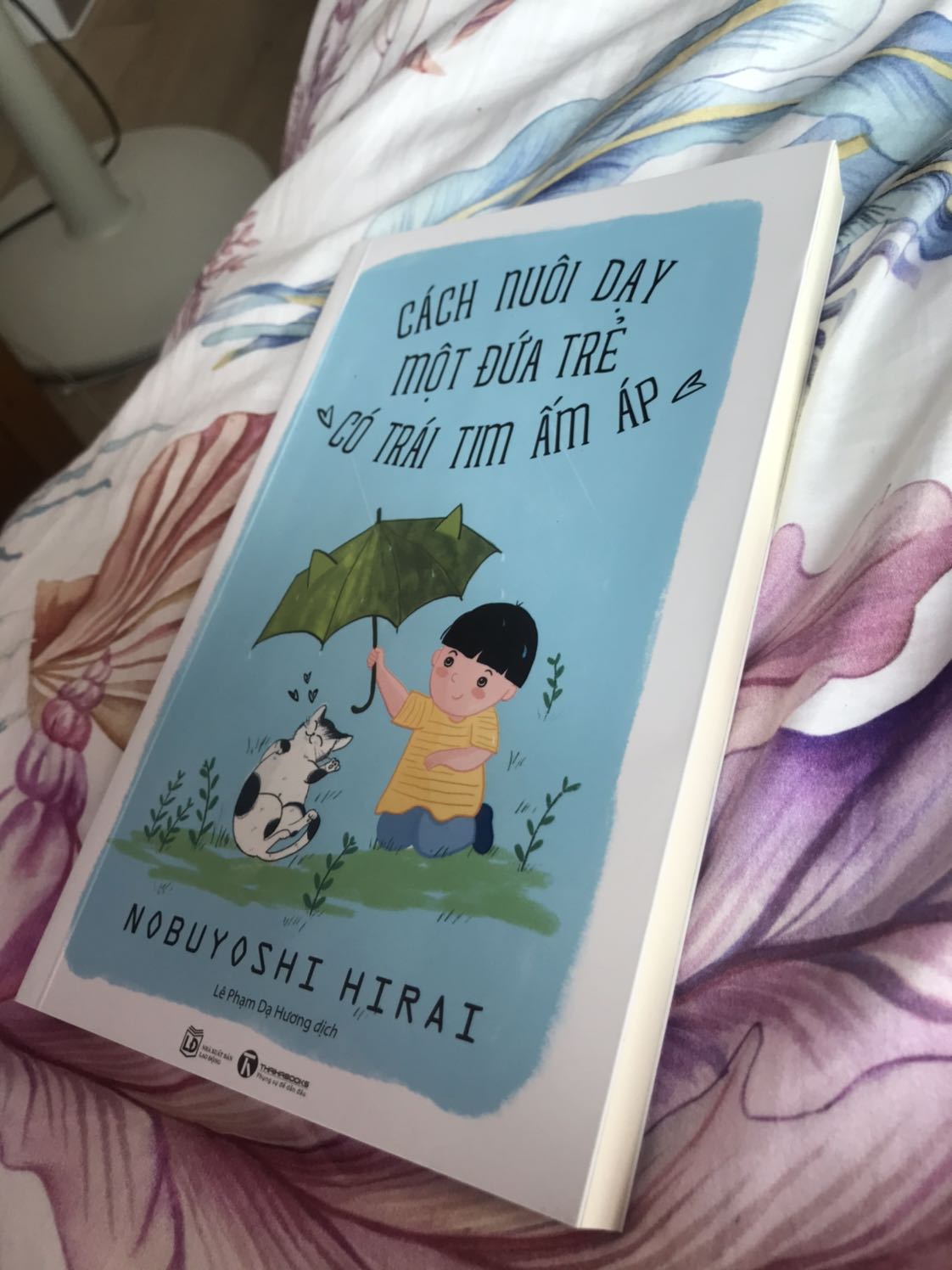 Tiki giao hàng nhanh. Cuốn này không có bọc nilon ở ngoài nên góc sách bìa bị nhăn như vậy, mình không hài lòng lắm, nhưng nhìn tổng thể thì không còn lỗi nào khác.