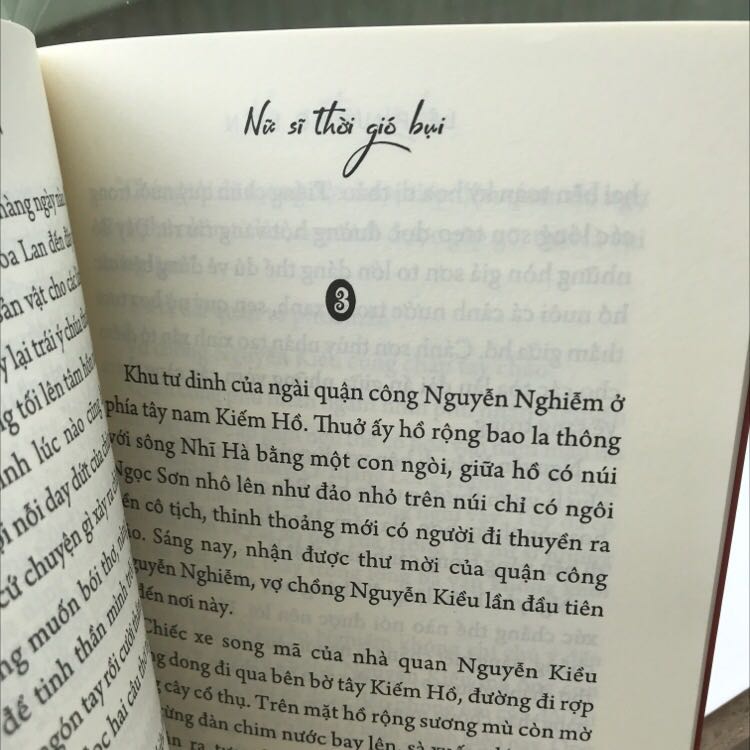 Giấy đẹp, sách giao nhanh, cơ bản là ok nhé! 
Bìa gập, cứng và in ảnh đẹp, thiết kế chữ bên trong các phần chỉn chu. 
Mua đợt sale nên rất thích. 
Nội dung đọc hay và cho mình hiểu thêm về nữ sĩ Đoàn Thị Điểm . 5 sao cho chất lượng Tiki.