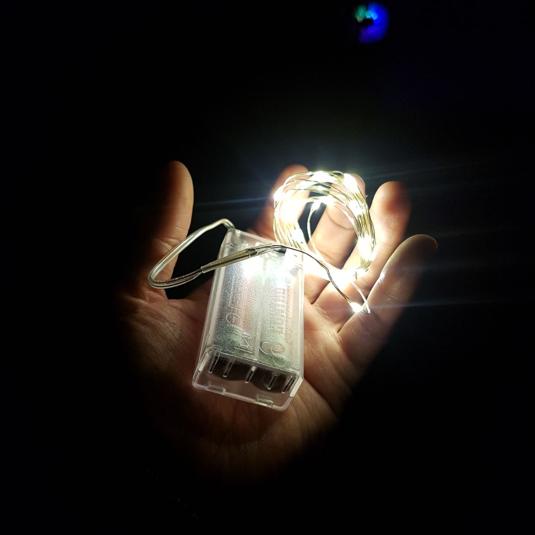 Đèn đẹp và chất lượng. Dây led bằng đồng được phủ cách điện màu bạc kẽm rất vừa ý mình. Pin phải tự mua nhưng mua pin con thỏ ở tiệm tạp hóa cũng tiện.