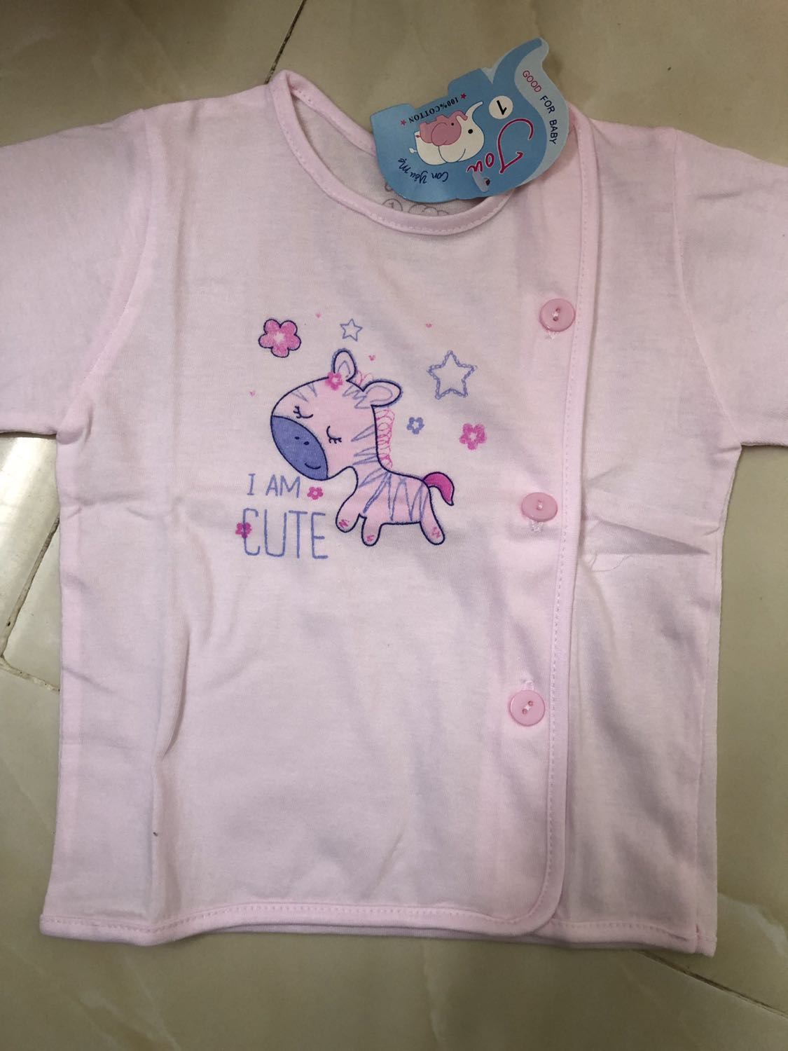 Màu sắc dễ thương. Vải mềm, mỏng, mát. Tuy nhiên mình lỡ mua sz 1 hơi bé. Các mẹ nên trừ hao 1 sz nha