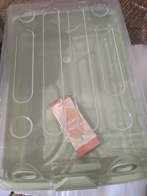 Hộp nhựa khá lỏng lẻo, dễ vỡ. Size giày 39 để hộp này phải để ngang mới vừa. Khoá cũng lỏng, không chắc chắn cho lắm, nếu mn mua thì nên mua size to hơn.