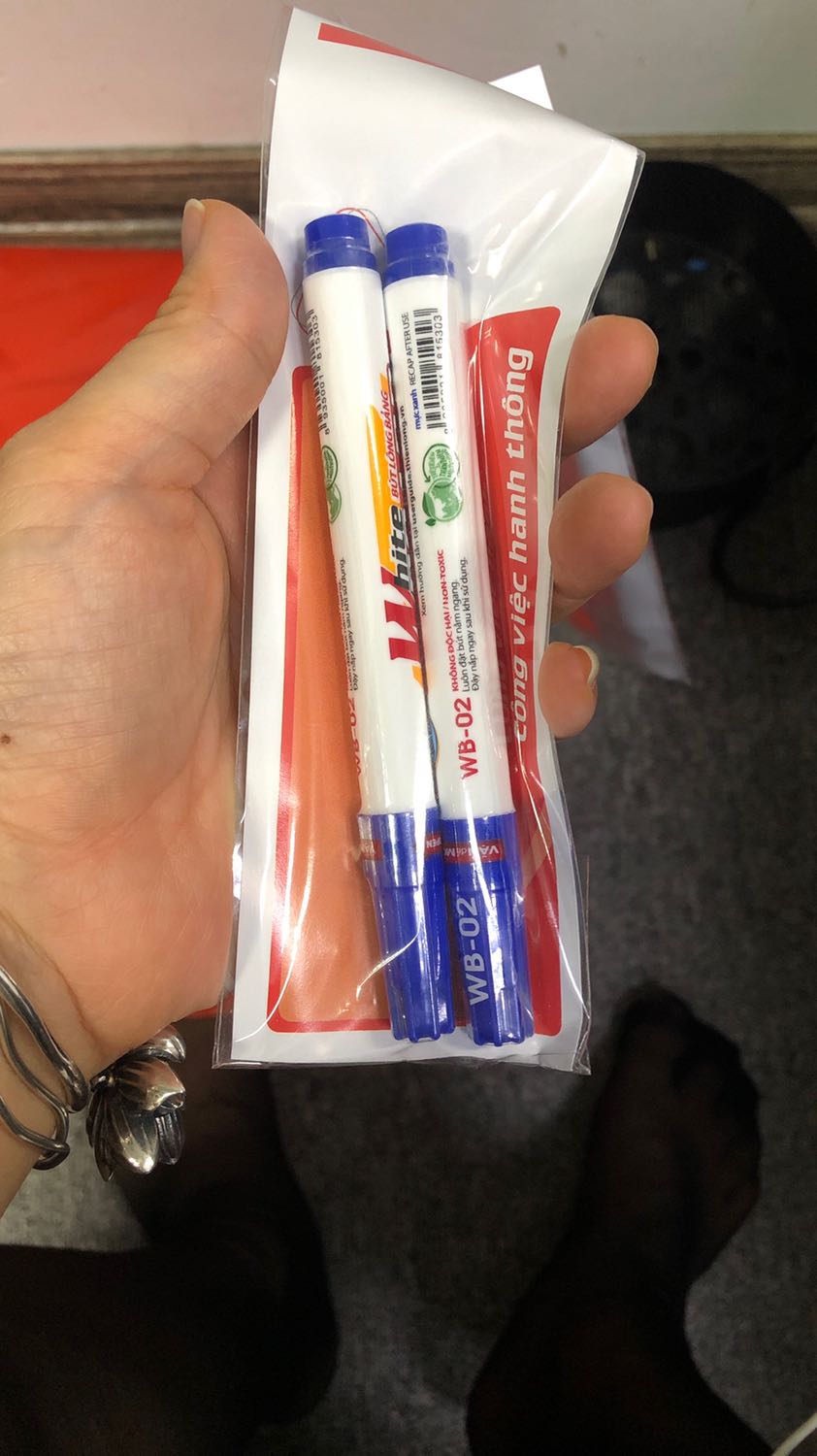 Hàng đẹp chất lượng lắm. Mua từ store nên ytam hơn hàng trôi nổi. Mỗi tội k nghĩ cái bút viết bảng nó bé xíu xiu thế ))))