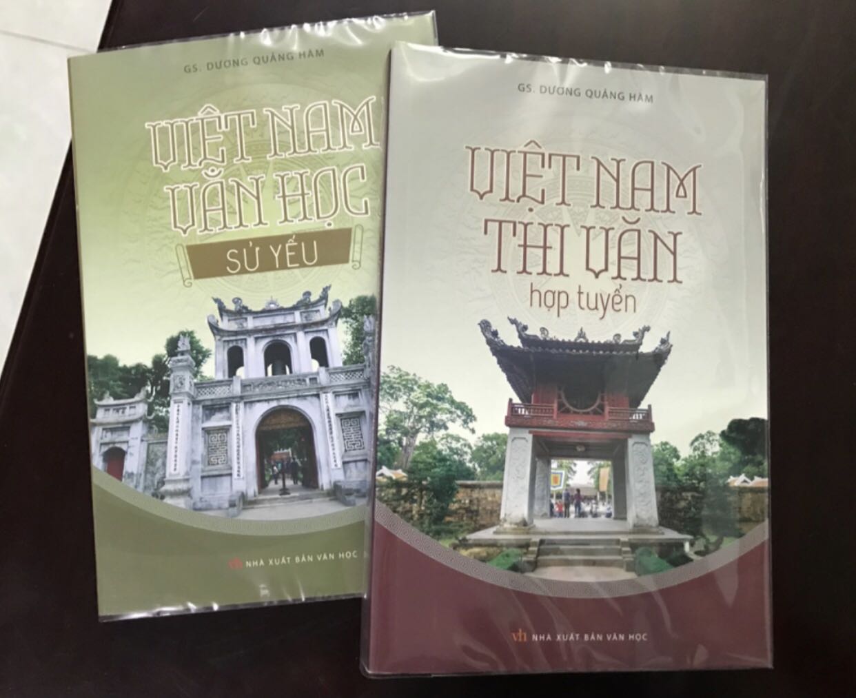 Quyển này mình từng đọc qua bản in năm 69 và thấy rất thú vị, biết sách vừa được tái bản nên mình mua ngay. Có thể xem đây là một cuốn sách giáo khoa thời ấy nhưng bây giờ không còn phổ biến nữa( chỉ tái bản 500 cuốn). Tác phẩm có nhiều kiến thức bổ ích, nên đọc qua.
- sách đóng gói cẩn thận, shop nhiệt tình🥰