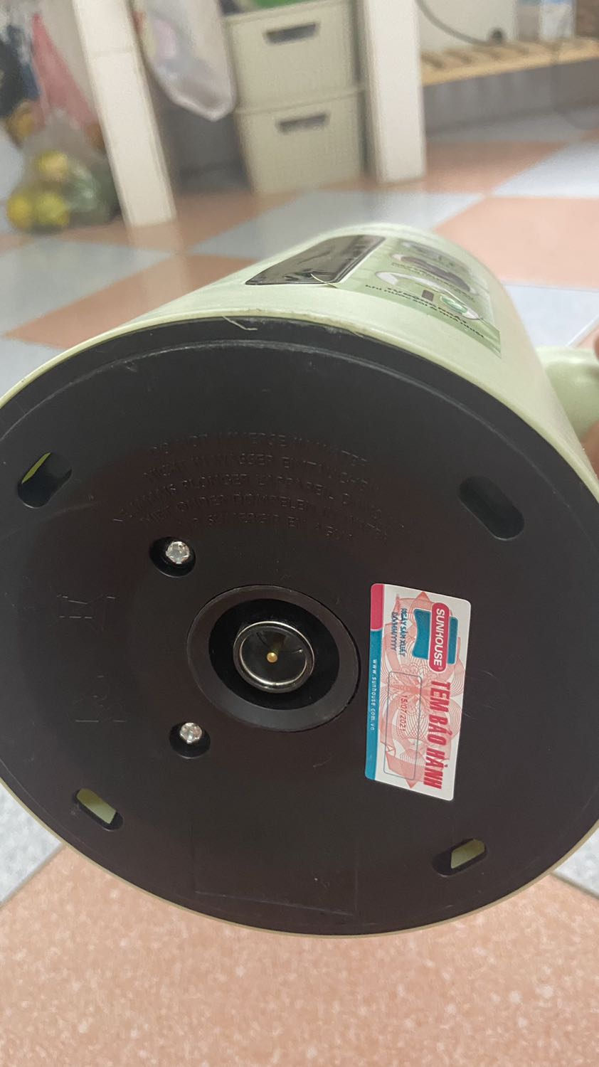 Bình to, màu xanh pastel rất đẹp.
Đun sôi 3 lần rồi đổ đi, dùng nước từ lần đun thứ 4, nước ko có mùi nhựa hay gì hết. 
Bình sôi nhanh, êm, ko bị quá ồn. 
Bình tự nhảy công tắc off khi nước sôi. 
Tiki giao hàng nhanh, cẩn thận.