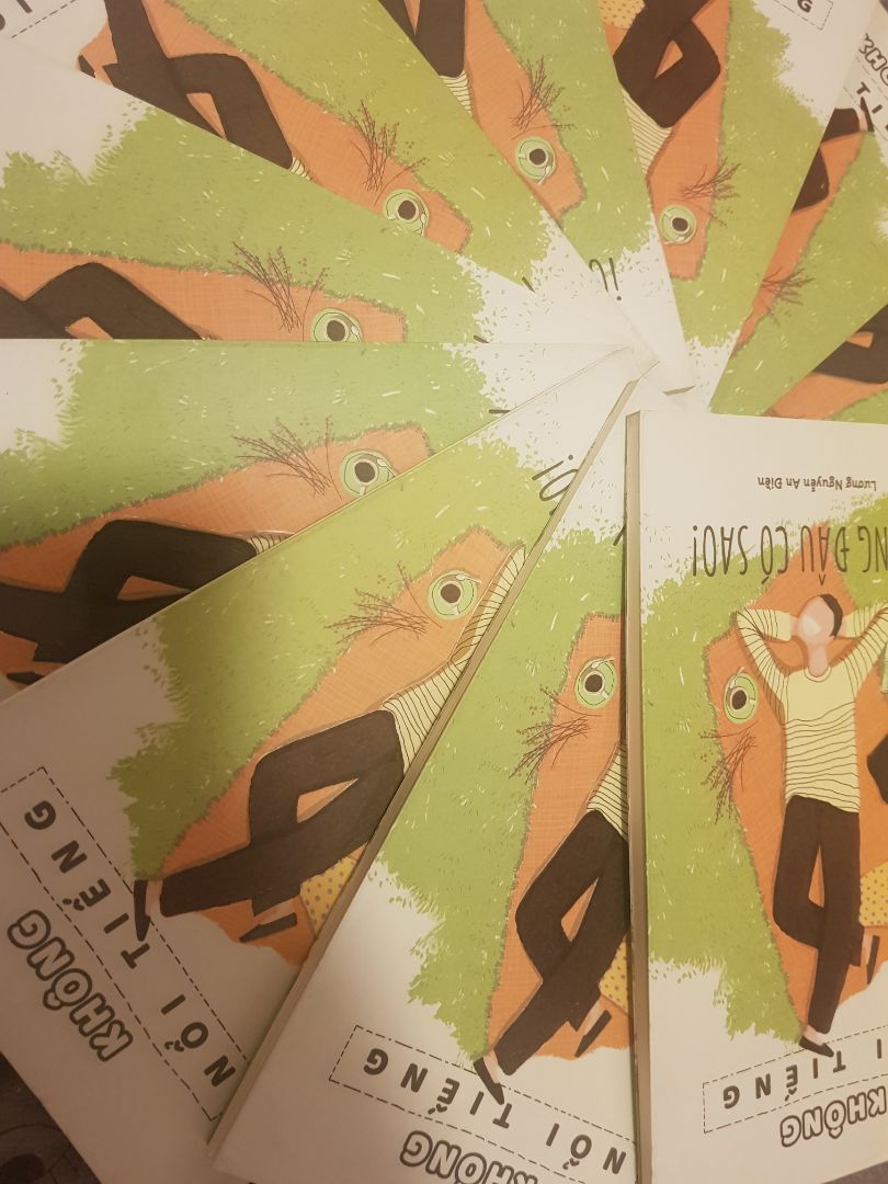 1. Hoàn cảnh mua: 
Vì thấy nhận xét của 1 số bạn trên Tiki không tốt lắm nên mình ngần ngại mấy tháng không dám mua. Mãi tới tối 8/1 vô tình được 1 người bạn cho mượn, mình đọc ngấu nghiến 1 lèo quá nửa đêm luôn, thấy cực kỳ cuốn hút. Đến mức sáng hôm sau đặt ngay 10 quyển trên Tiki để tặng những người mình quý.
=> Kinh nghiệm: chọn sách thì không nên dựa vào nhận xét của người khác quá. Có thể họ không cùng tần số với mình nên họ thấy khác mình. Phải đọc thử mới biết.
=> Góp ý cho Tiki: nên cho vài trang mẫu để người mua  đọc thử, chức năng này có lâu rồi mà hình như không bao giờ hoạt động.

2. Nội dung: Các mẩu chuyện/quan sát đa chiều, xoay chuyển liên tục. Không phải kiểu thót tim như thriller, không phải kiểu "lên gân" như self help, không phải kiểu ám ảnh sầu cực như Nguyễn Ngọc Tư, mà cũng không phải vô tư như Nguyễn Nhật Ánh. Nó đủ sâu để chạm vào những độc giả sâu sắc, nhưng vẫn mang màu tích cực.
Thêm nữa, tác giả là người có tư duy độc lập. Mình thích đọc những sách như vậy.

3. Giọng văn: gần gũi như bạn bè nói chuyện bên ly cà phê, dễ đọc, dễ cảm. Chứ mình ghét kiểu viết hàn lâm hoặc lên gân lắm luôn. Hiuhiu.

4. Độ dày: Thật sự mà nói là sách mỏng. Lúc cầm trên tay, mình nghĩ "Chời sách như này thì có gì đâu mà ghi, chắc hời hợt à". Nhưng rất bất ngờ là nó đầy những câu chuyện thú vị, cùng góc nhìn mới lạ. Mình vỡ ra nhiều thứ hơn đọc mấy quyển dày gấp đôi nó nữa. Mình là 1 người đọc khó tính, vậy mà bị knockout hoàn toàn với 1 quyển sách mỏng như vậy. Phục quuển này sát đất.
Vậy mới nói, giá sách không phải là giá giấy, mà là giá chất xám của tác giả. Giả sử sách đã mỏng mà giá có 30k chắc mình không thèm đọc nhận xét luôn chứ đừng nói là mua.

Tóm lại thì bản thân mình thấy cực may mắn khi không bỏ qua quyển này. Mình sâu sắc hơn sau khi đọc nó. Nhưng đó là ý của mình thôi. Bạn hãy tự đọc và tự cảm nhận.

PS: kinh nghiệm của mình khi đọc quyển này là bỏ qua cái tựa sách, tựa chương và tựa bài; chỉ đọc nội dung bài thôi. Mình không thích mấy cái tựa.