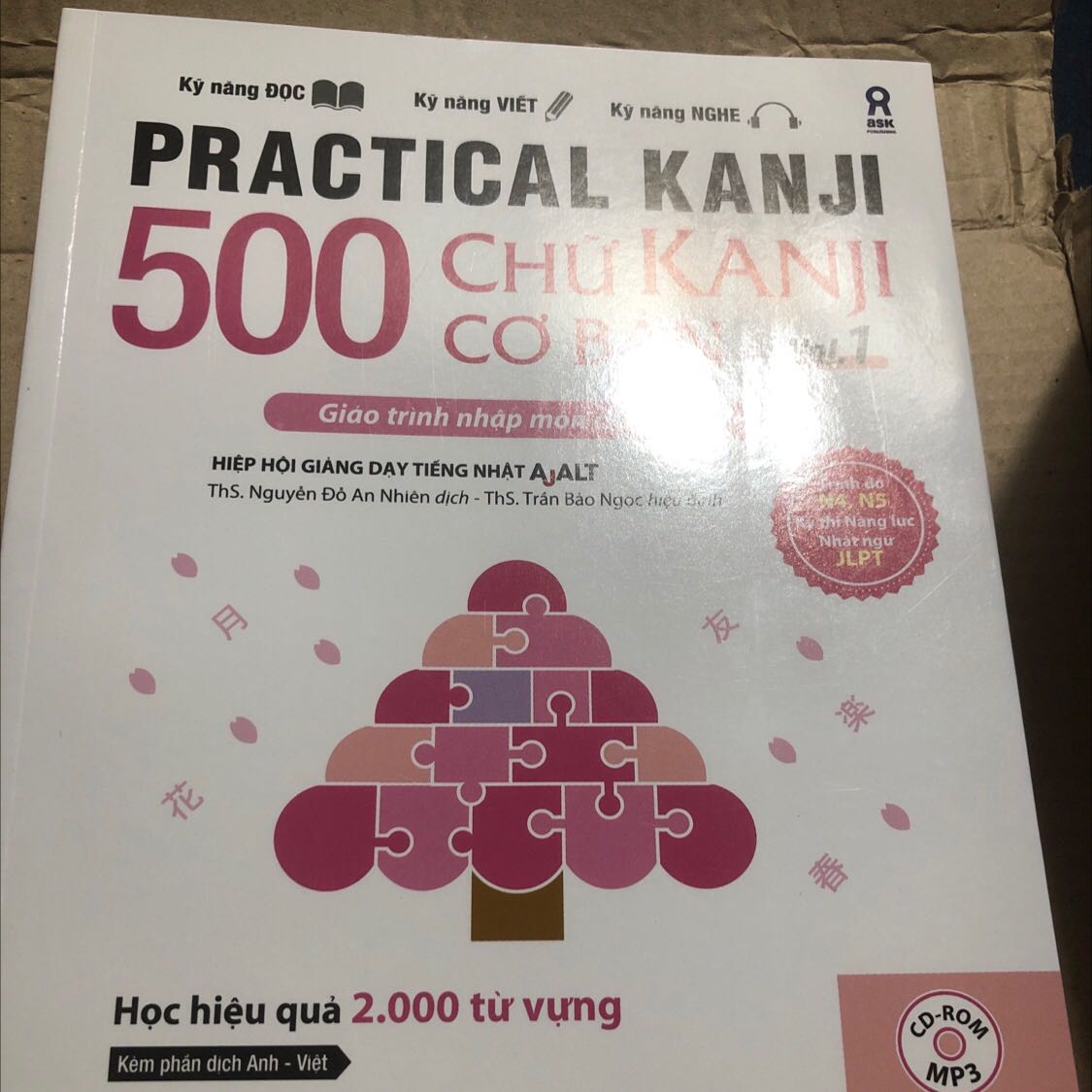 Giao đúng hẹn, sách ổn, chỉ có điều cuốn vol 2 hơi bung keo đằng sau nhưng đối với mình thì không phải lỗi quá đáng lắm. Săn sale nên giá rất ổn ❤️