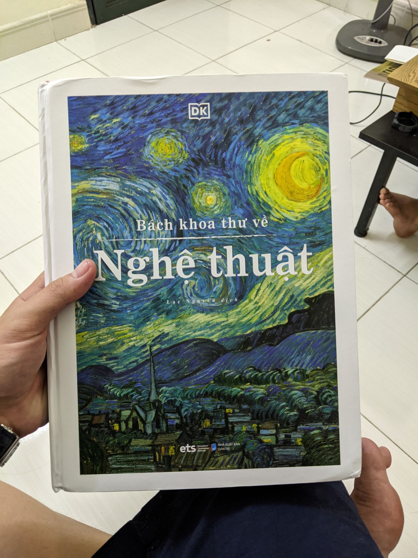 Ko biết có phải chủ ý nghệ thuật theo tinh thần của sách hay sao mà bìa ko chỗ nào là ko móp méo, cong gấp thế này...